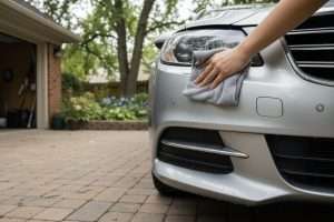 Effacer une rayure sur le plastique de votre voiture